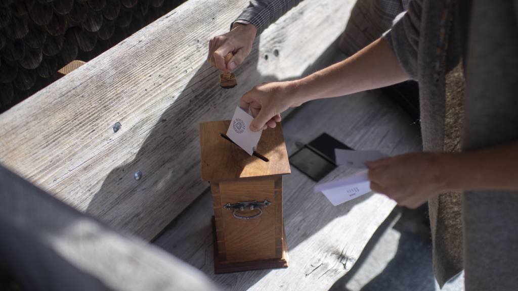 Wer darf ab wann? In Graubünden könnte schon bald das Stimmrechtsalter 16 eingeführt werden. (Archivbild einer Abstimmung in Fideris GR)
