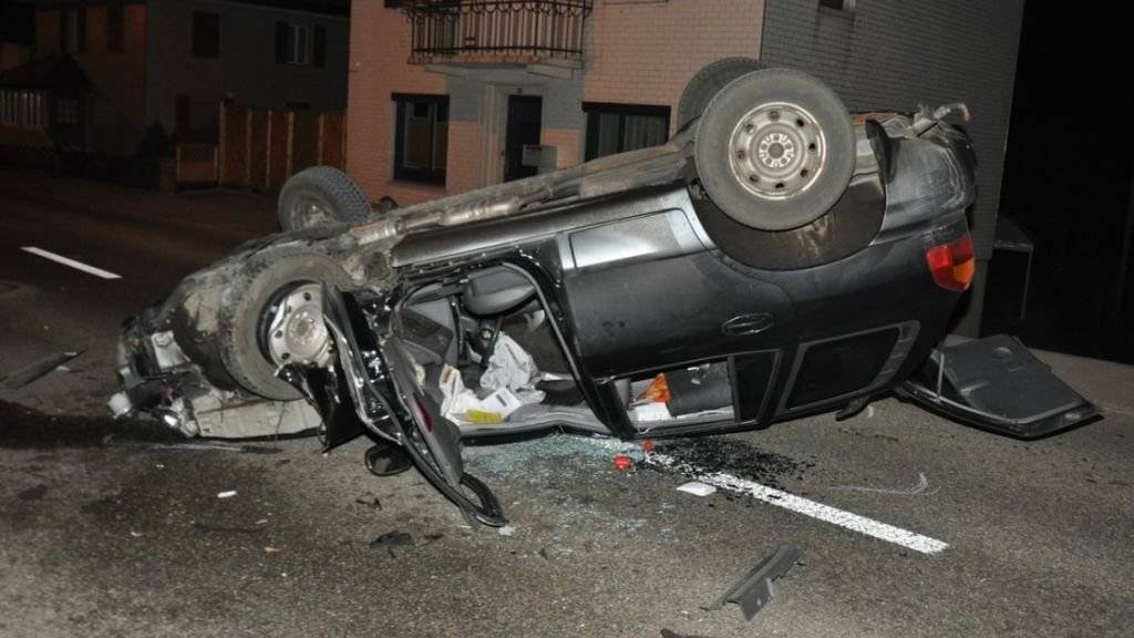 Glück im Unglück für einen Autofahrer: Er konnte nach einem spektakulären Selbstunfall sein total beschädigtes Fahrzeug unverletzt verlassen. (Bild: Polizei Kanton Solothurn)