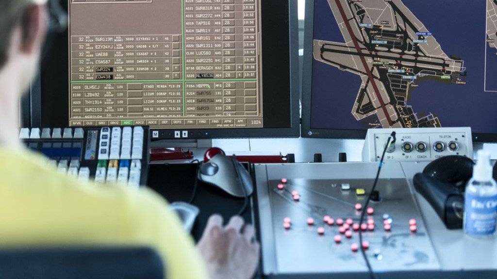 Ein Mitarbeiter von Skyguide kontrolliert die Monitore, hier im Tower des Flughafen Zürich Kloten. (Archivbild)