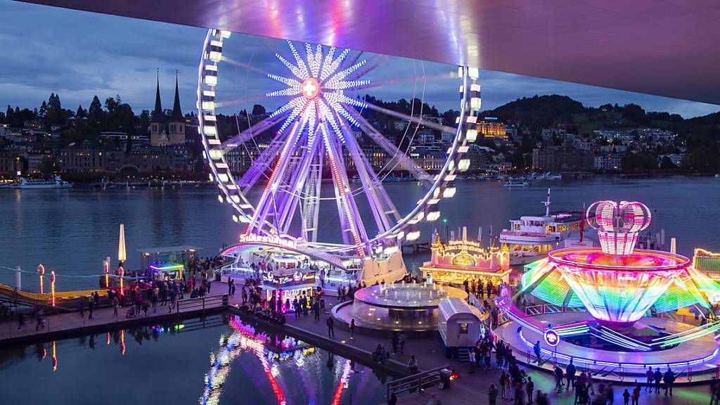 Blick vom KKL auf den Europaplatz während der Lozärner Määs 2019: Die Herbstmesse findet dieses Jahr nicht statt. (Archivaufnahme)