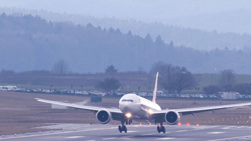 Ein Flugzeug landet beim Flughafen Zürich. 2015 konnte der Flughafen Zürich die Erträge aus dem Fluggeschäft um 3,9 Prozent steigern. (Archiv)