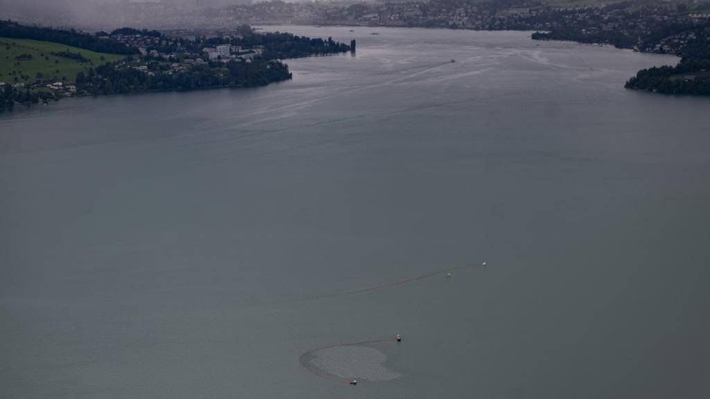 Bei der Absturzstelle, dem Kreuztrichter im Vierwaldstättersee, musste eine Ölsperre errichtet werden.