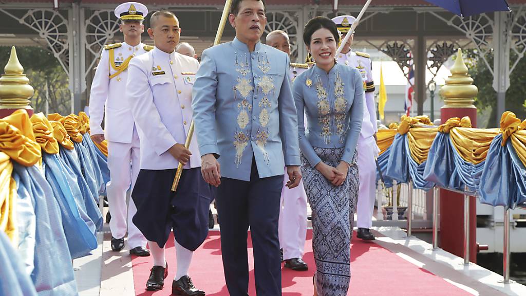 Maha Vajiralongkorn (M), König von Thailand, und seine Geliebte Sineenat «Koi» Wongvajirapakdi (r) bei einer Zeremonie zu ihrem 36. Geburtstag. Foto: --/AP/dpa