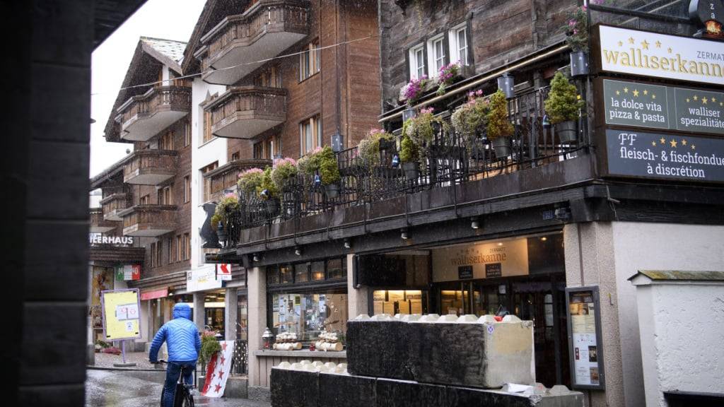 Die Betreiber der Walliserkanne in Zermatt bedienten ihre Gäste zwei Tage lang, obwohl vor ihrem Lokal Blöcke aufgestellt worden waren. Schliesslich wurden sie von der Polizei festgenommen. (Archivbild)