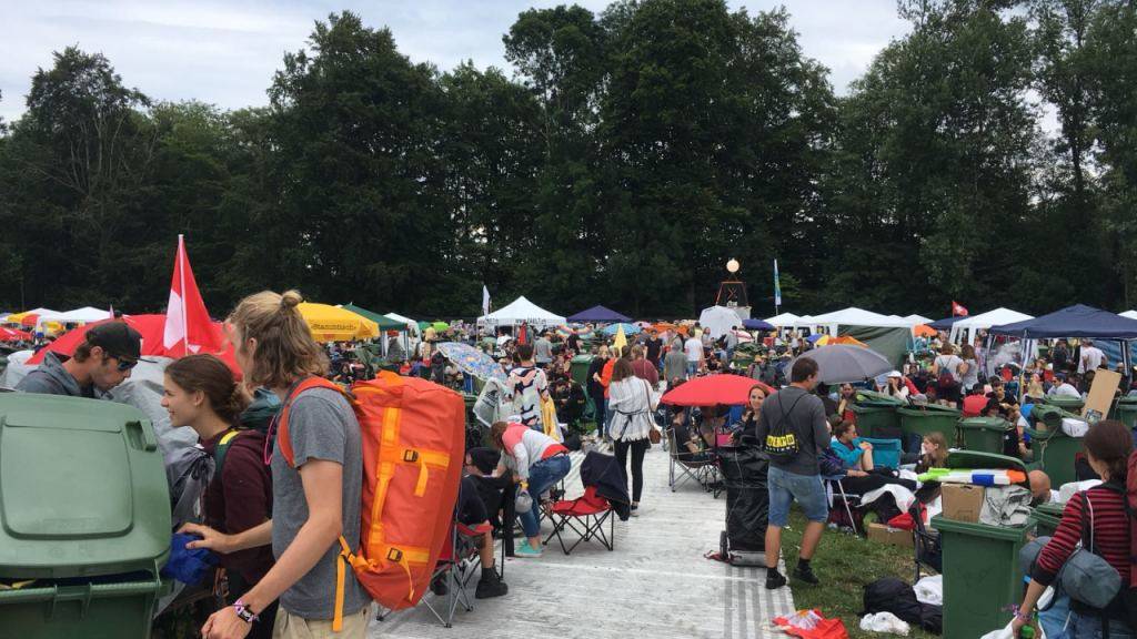 Ausharren auf dem Weg ans Openair St. Gallen: Bereits in der Nacht vom Mittwoch auf den Donnerstag versammelten zahlreiche Nachtschwärmer neben dem Festivalgelände.