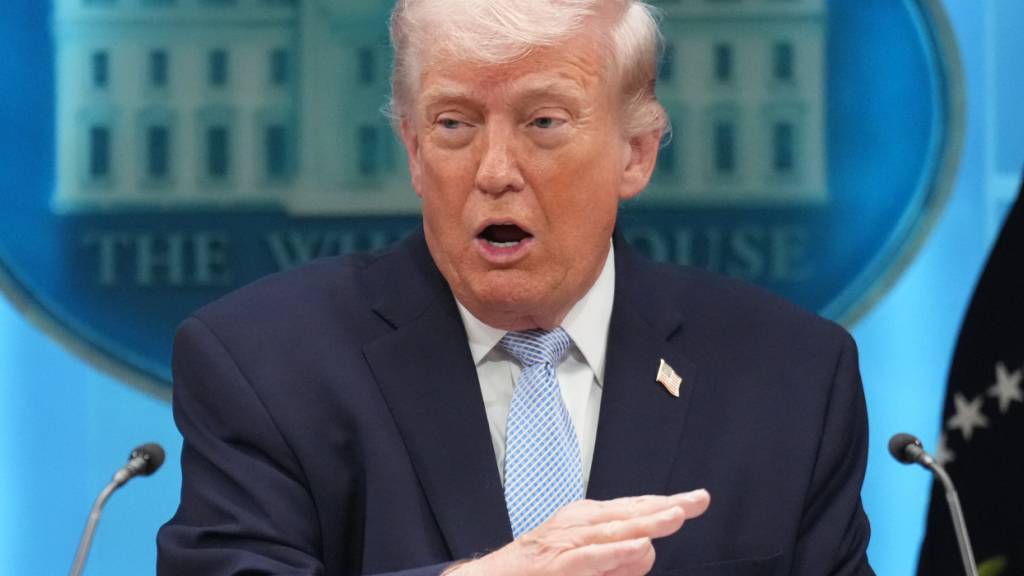 ARCHIV - US-Präsident Donald Trump spricht im James Brady Press Briefing Room im Weißen Haus. Foto: Mark Schiefelbein/AP/dpa