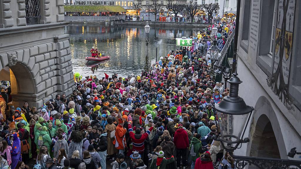 Die Stadt Luzern will die Personenströme an der Luzerner Fasnacht mit Kameras beobachten sowie Dichtemessungen an neuralgischen Plätzen durchführen. (Archivbild)
