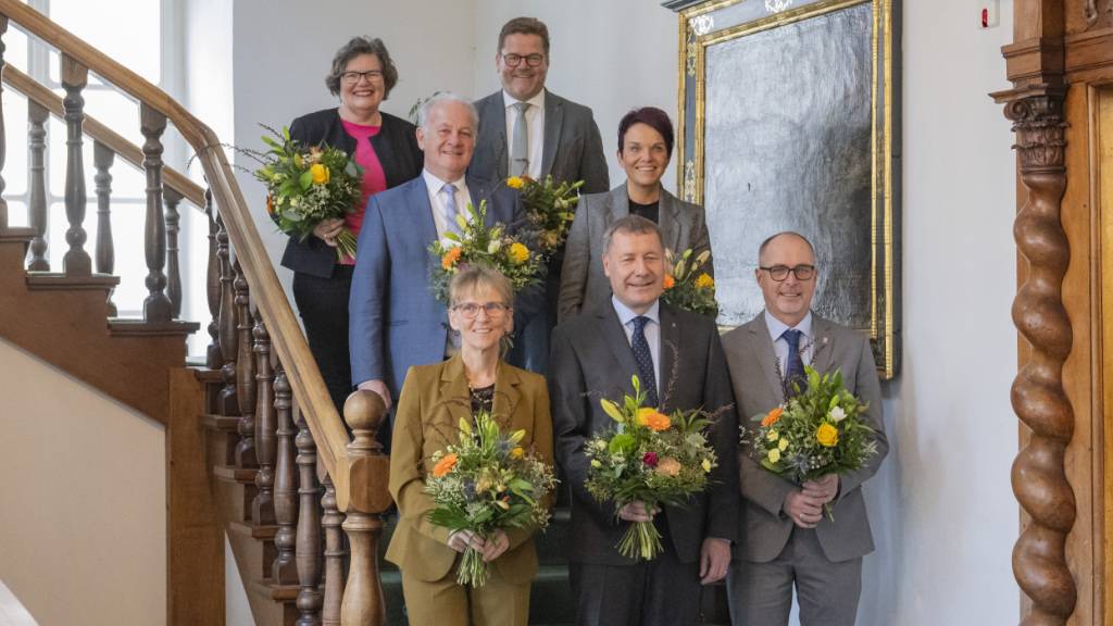 Der Nidwaldner Regierungsrat mit Therese Rotzer-Mathyer (Mitte) und Peter Truttmann (GLP) in der hintersten Reihe, mit Joe Christen (FDP) und Michèle Blöchliger (SVP) in der Mitte sowie mit Karin Kayser-Frutschi (Mitte), Othmar Filliger (Mitte) und dem Neuen Armin Odermatt (SVP) vorne.