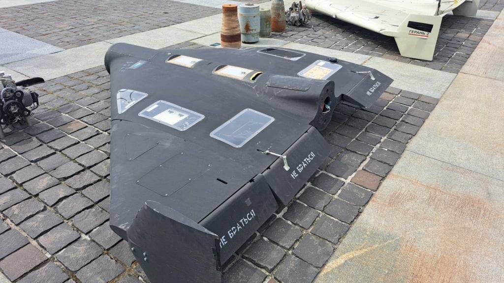 ARCHIV - Über der Ukraine abgeschossene russische Kampfdrohnen iranischer Bauart des Typs «Geran 2» liegen nebeneinander auf dem Boden. Foto: Andreas Stein/dpa