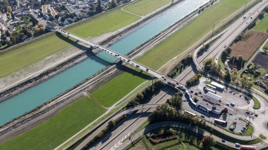 Die Brücke über den Rhein, die den Kanton St. Gallen bei Lustenau mit dem Land Vorarlberg verbindet, muss ersetzt werden.