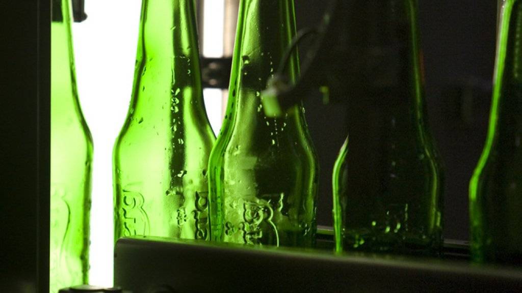 Bierflaschen werden vor dem Abfüllen getestet. Zerbrochen können sie zu erheblichen Verletzungen führen. (Symbolbild)