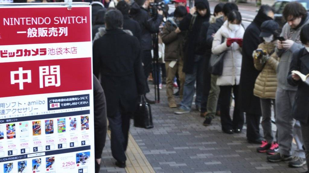 Fans warten in Tokio auf den Verkaufsstart der neuen Nintendo-Konsole «Switch»