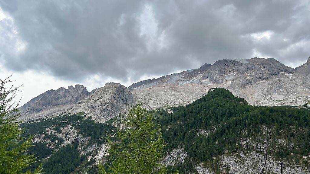 ARCHIV - Blick auf den abgebrochenen Gletscher am Berg Marmolata vom Passo Fedaia in den Dolomiten. Foto: Manuel Schwarz/dpa