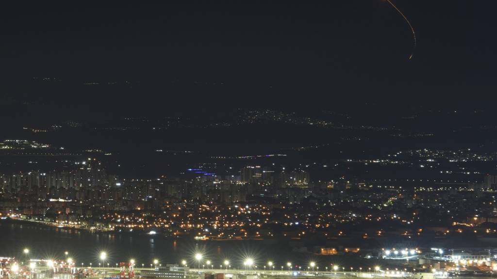 Rakete aus dem Libanon fällt auf offenes Gelände in Zentralisrael