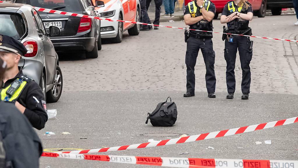 dpatopbilder - Ein Rucksack liegt am Einsatzort. Die Polizei hat nahe der Reeperbahn in Hamburg-St. Pauli einen mit einer Spitzhacke und einem Molotowcocktail bewaffneten Mann angeschossen. Er sei am Bein getroffen worden und werde medizinisch betreut, sagte ein Polizeisprecher am Sonntag. Foto: Bodo Marks/dpa