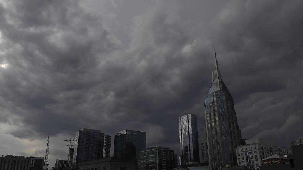 Eine Sturmfront nähert sich der Innenstadt von Nashville, Tennessee, die nördlich der Stadt einen Tornado auslöste. Foto: Nicole Hester/The Tennessean via AP/dpa - ACHTUNG: Nur zur redaktionellen Verwendung und nur mit vollständiger Nennung des vorstehenden Credits