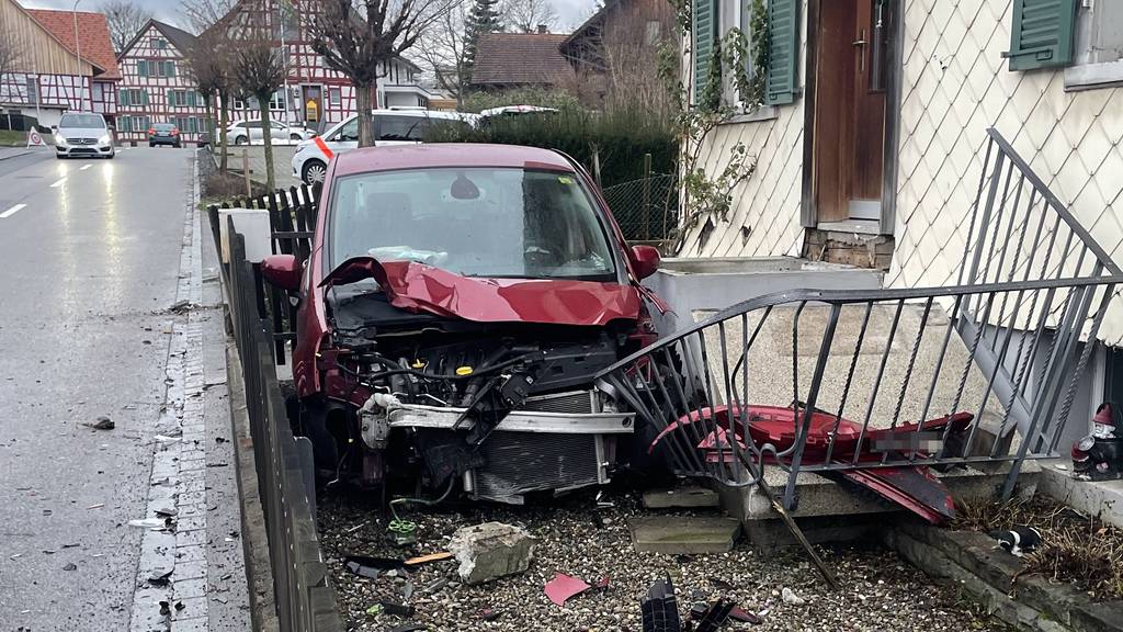 Autofahrer (71) kracht in Zaun und Treppe – zwei Verletzte
