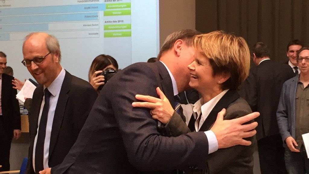 Roland Eberle und Brigitte Häberli gratulieren sich zur Wiederwahl.