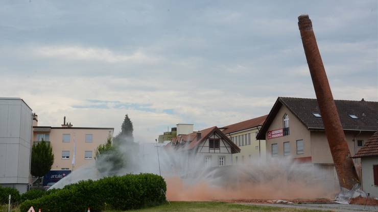 Ein dumpfer Knall - und innert 4 Sekunden ist der Kamin ...