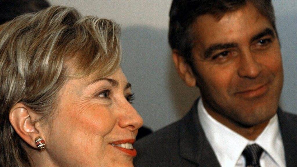 George Clooney und Hillary Clinton sind schon länger befreundet. 2003 traten sie an einer Medienkonferenz zusammen auf (Archiv)