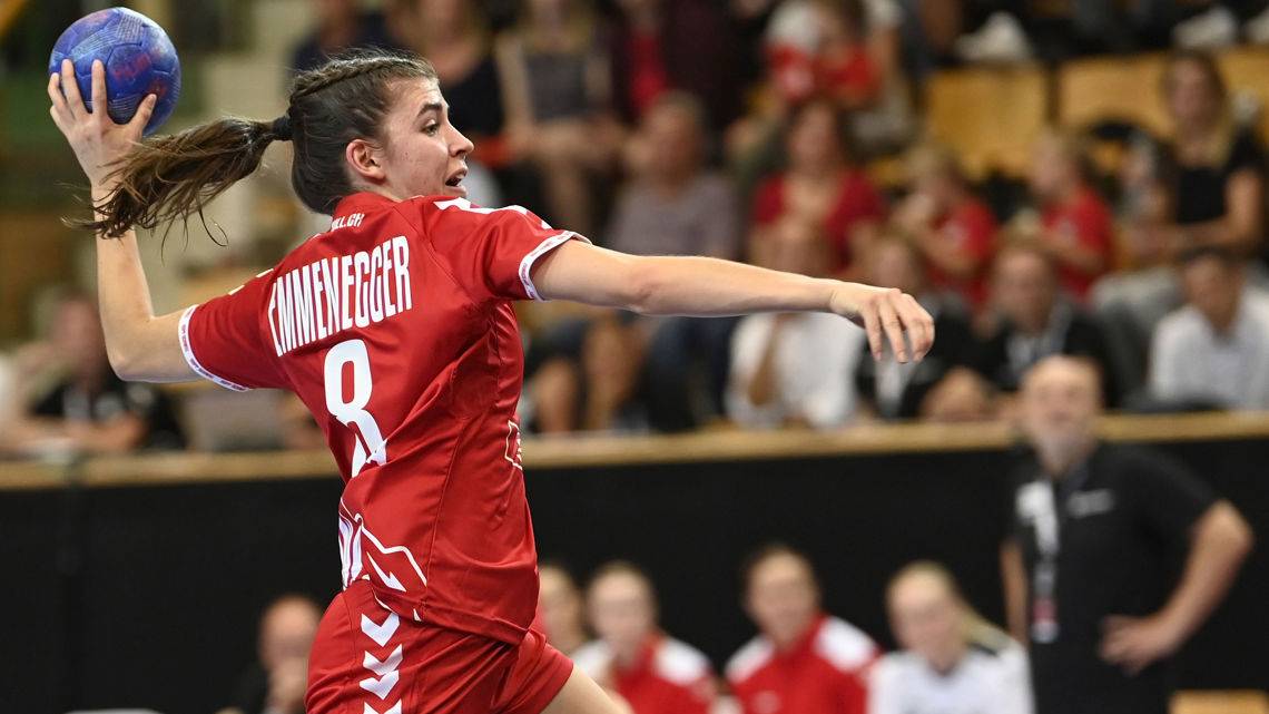 Mia Emmenegger trifft in der ersten Halbzeit neunmal und zeichnet sich zur besten Schweizer Spielerin aus.