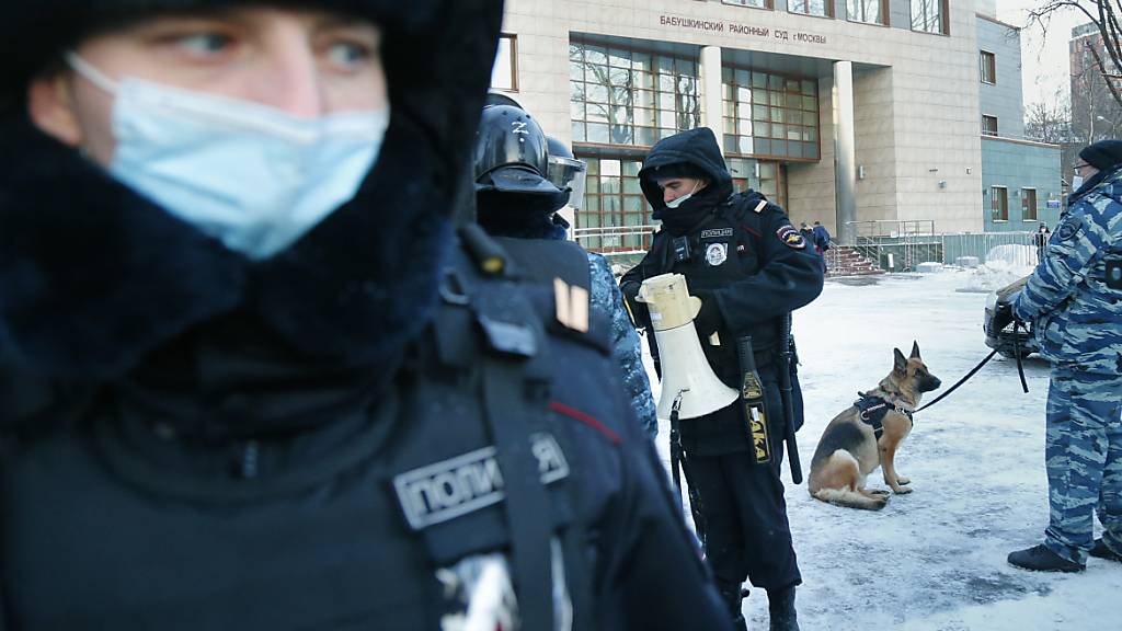 Polizisten stehen Wache vor der Fortsetzung des Prozesses gegen den russischen Oppositionsführer Nawalny vor dem Babuskinsky Bezirksgericht.