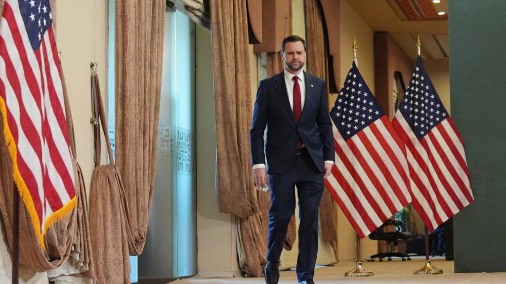 US-Vizepräsident JD Vance trifft nach einem Treffen mit Vertretern aus Pakistan und Iran zu einer Pressekonferenz ein. Foto: Jacquelyn Martin/POOL AP/AP/dpa