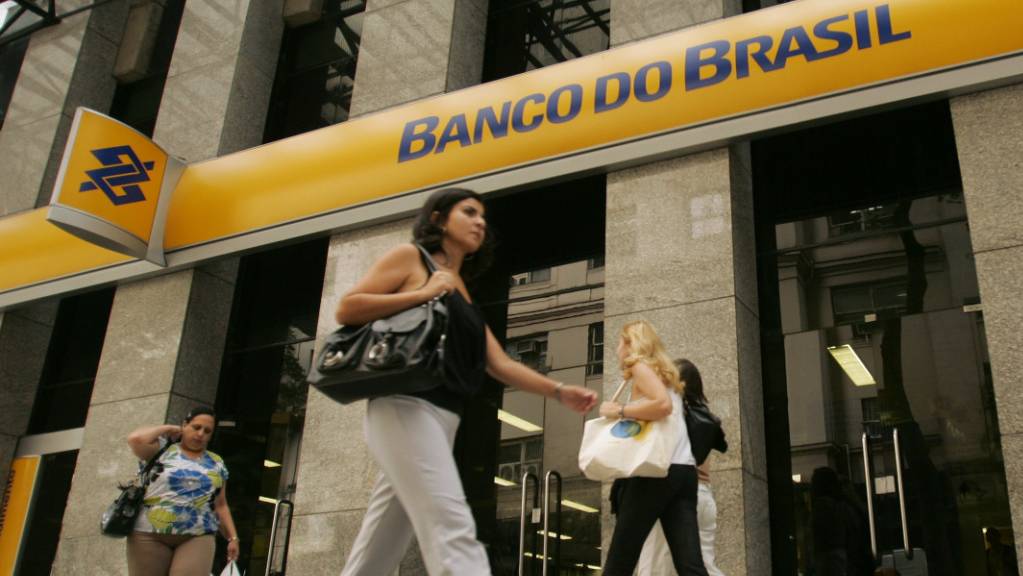 Der Chef der Banco do Brasil muss auf Druck von Staatspräsident Bolsonaro den Hut nehmen: Passanten vor einer Filiale in Rio de Janeiro (Archivbild).