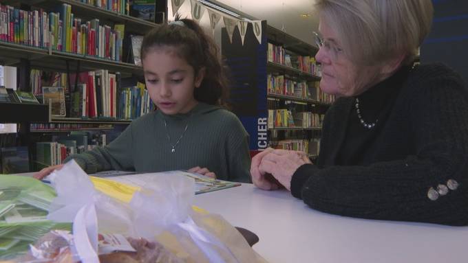 «Es macht Spass»: Jung und Alt lesen zusammen in der Bibliothek