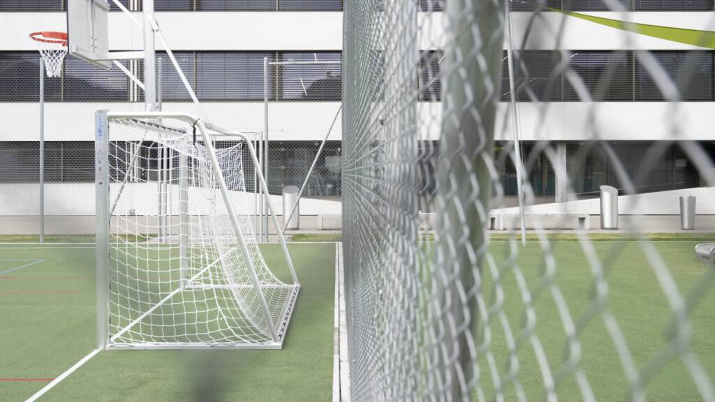 Der Aussenbereich des neuen Bundesasylzentrums Pasture im Tessin im Mai 2024. Das SEM betreibe derzeit über 30 Zentren mit gegen 8000 Unterbringungsplätzen in der ganzen Schweiz. (Archivbild)