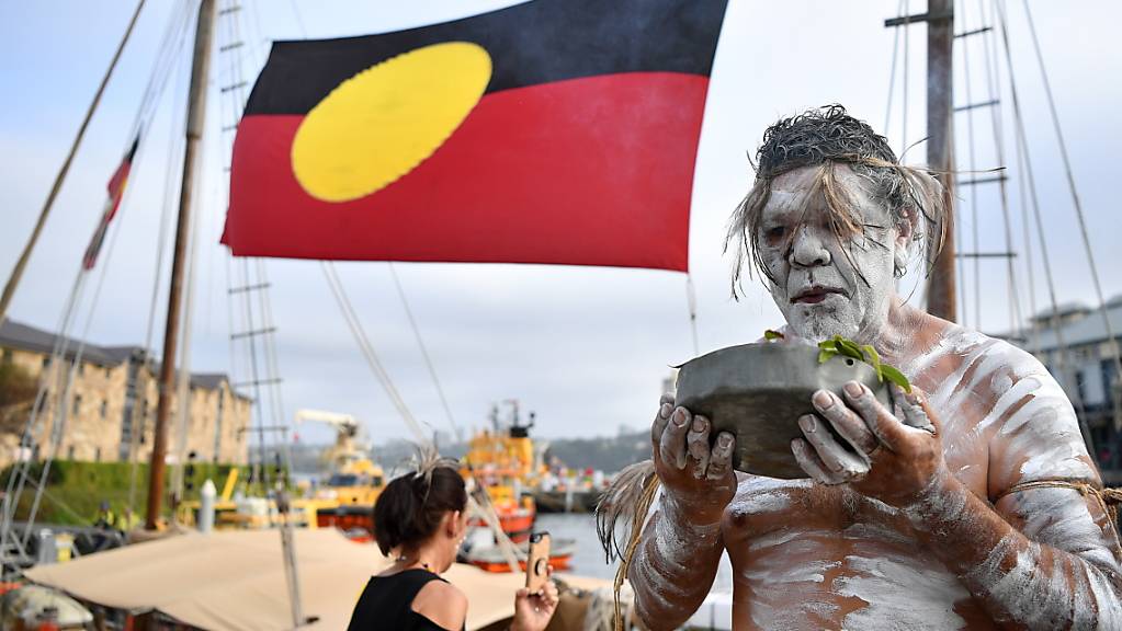 Koomurri-Tänzer nach einer Rauchzeremonie am Nationalfeiertag in Australien. Der Australia Day erinnert an die Ankunft der ersten Flotte mit Siedlern aus England im 18. Jahrhundert.