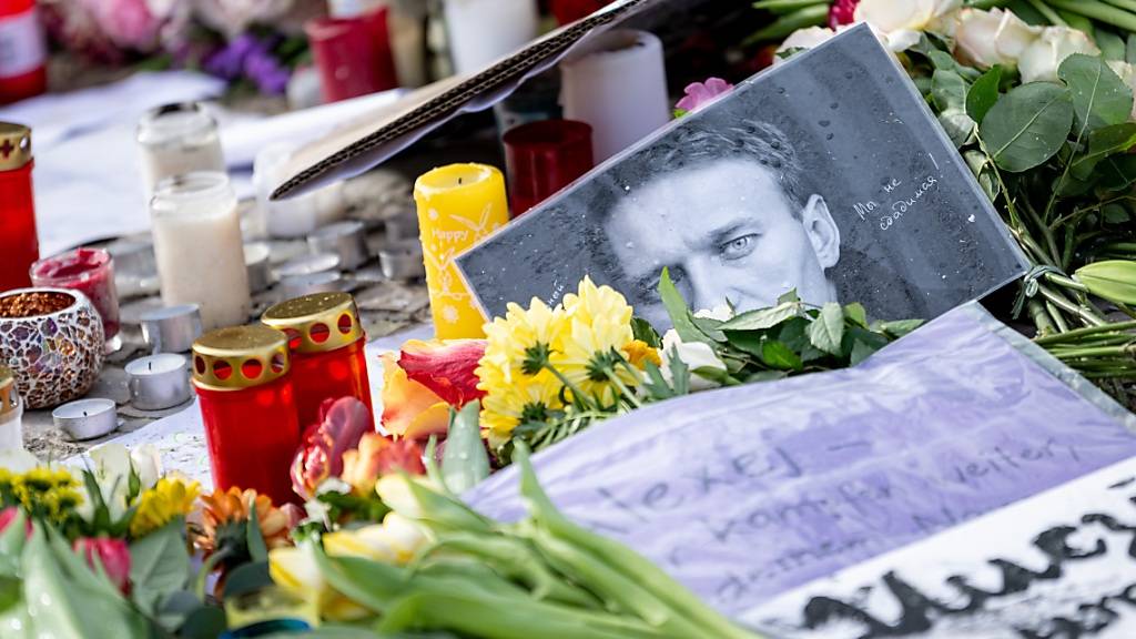 Mit Blumen und Bildern gedenken Menschen vor der russischen Botschaft in Berlin dem Oppositionspolitiker Alexej Nawalny. Foto: Fabian Sommer/dpa