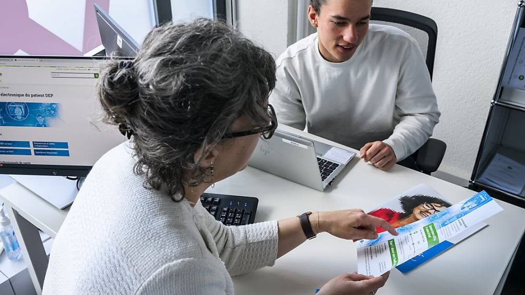 Wer bei der Eröffnung des elektronischen Patientendossiers Hilfe benötigt, kann einen Termin bei der Eröffnungsstelle in Luzern machen. Auf dem Bild zu sehen eine Eröffnungsstelle in Lausanne. (Symbolbild)