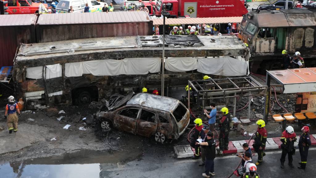 dpatopbilder - Rettungskräfte arbeiten an der Unglücksstelle in der Nähe eines Flughafenbahnhofs in Bangkok. Foto: Sakchai Lalit/AP/dpa