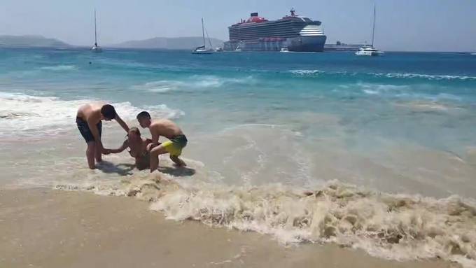 Schiff verursacht hohe Wellen an Strand – zwei Personen verletzt