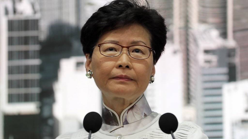 Nach massiven Protesten stellt Hongkongs Regierungschefin Carrie Lam Pläne für ein umstrittenes Auslieferungsgesetz nach China zurück. (AP Photo/Kin Cheung)