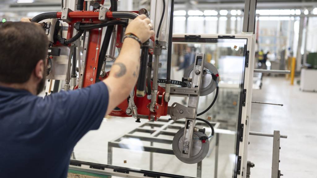 Arbeit in einer Fensterfabrik. Der Bundesrat hat Anpassungen an der umstrittenen Lohnschutz-Begleitmassnahme 14 zum EU-Vertragspaket beschlossen, im Sinn eines Kompromisses. (Themenbild)