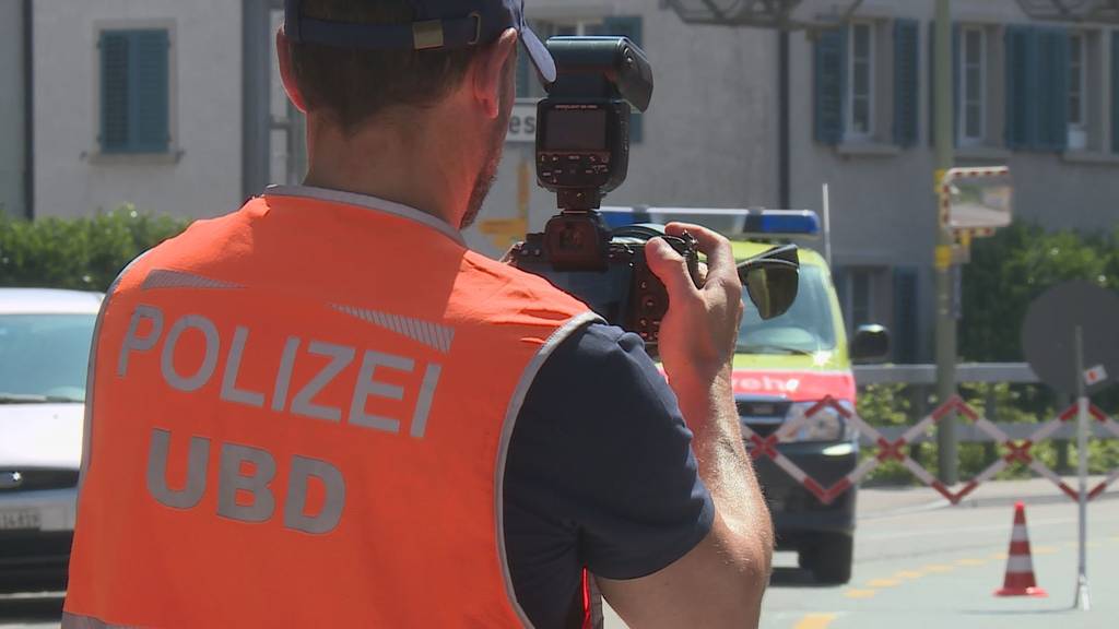 60-jähriger Velofahrer bei Kollision mit Lastwagen schwer verletzt