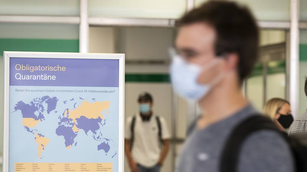 Wer aus einem der 42 Länder auf der BAG-Risikoliste in die Schweiz einreist, muss in Quarantäne, auch wenn die Person einen negativen Coronavirus-Test vorweisen kann. (Archivbild)