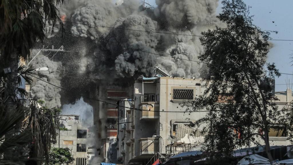 Dichter Rauch quillt aus einem Wohnhaus im Flüchtlingslager Bureidsch, nachdem es von einem israelischen Luftangriff getroffen wurde. Foto: Omar Naaman/dpa
