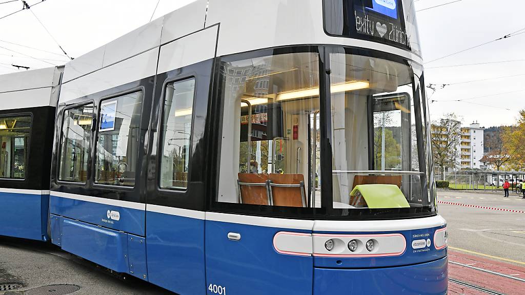 Eine 56-jährige Fussgängerin kam am Montagabend unter ein Flexity-Tram. Dabei wurde sie so schwer verletzt, dass sie im Spital verstarb. (Symbolbild)