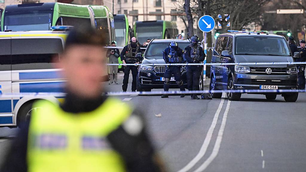 Polizisten stehen auf einer abgesperrten Straße im südschwedischen Malmö. Foto: Johan Nilsson/TT News Agency/AP/dpa