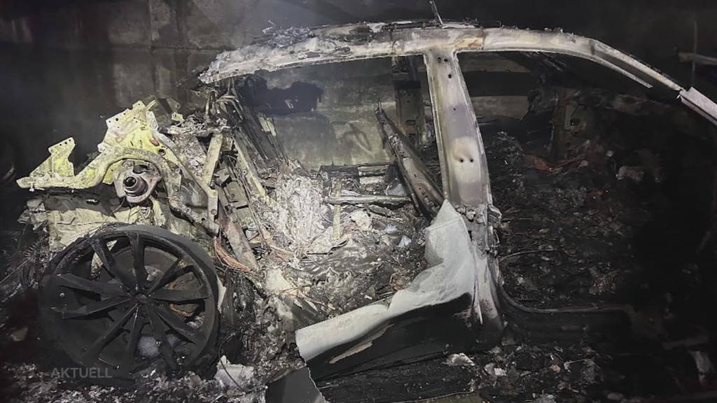 Luxusauto zerstört: In Zufikon brennt ein Lamborghini komplett aus