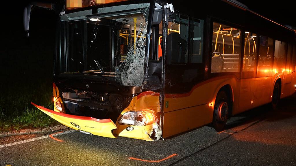 Lieferwagen kollidiert in Kaltbrunn SG frontal mit einem Postauto