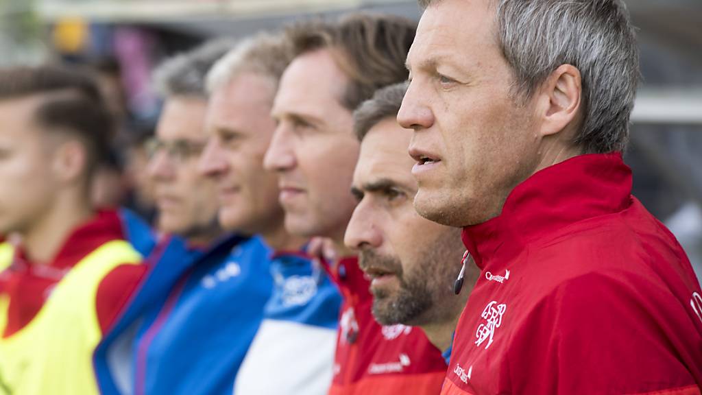 Erlebt am Freitag im Heimspiel gegen Schweden seine Feuertaufe als Nationalcoach der Schweizer Frauen: Reto Gertschen (ganz rechts)