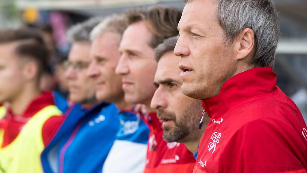 Erlebt am Freitag im Heimspiel gegen Schweden seine Feuertaufe als Nationalcoach der Schweizer Frauen: Reto Gertschen (ganz rechts)