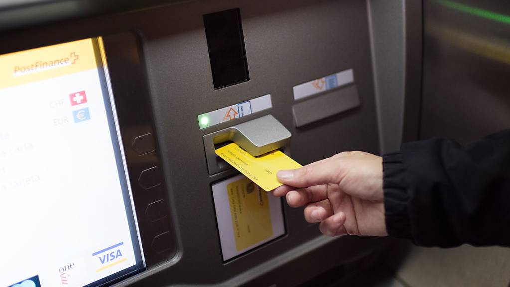Etliche Geldautomaten der Postfinance haben derzeit Probleme mit der neuen 100er-Note. (Archivbild)