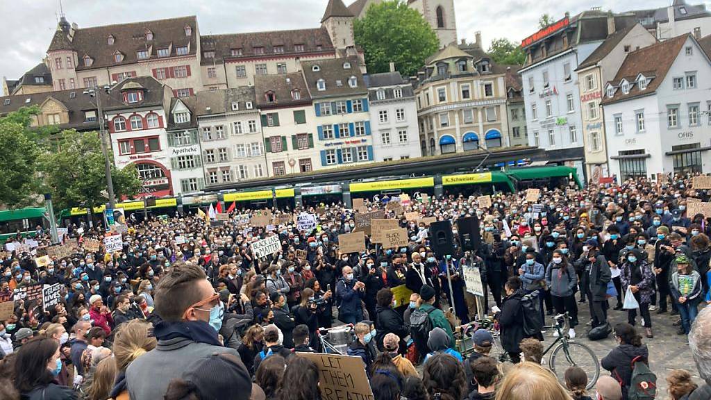 Auf dem Basler Barfüsserplatz demonstrieren über 2000 Menschen gegen Rassismus.