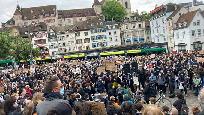 Gut 5'000 Menschen protestieren in Basel gegen Rassismus