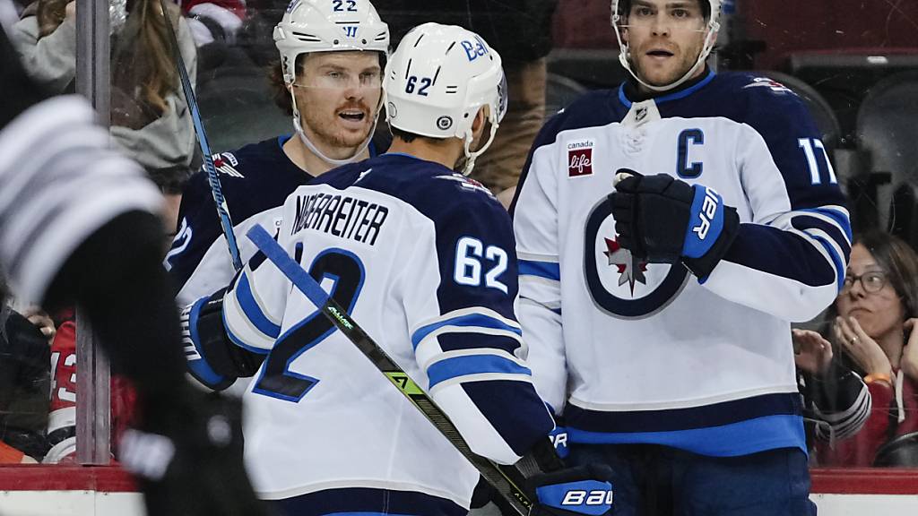 Jubel trotz Niederlage: Nino Niederreiter (mitte) gewinnt mit seinen Winnipeg Jets vorzeitig die Qualifikation der NHL